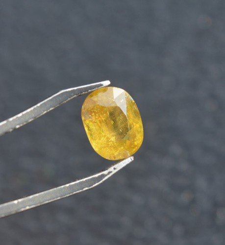 Sphene gelb facettiert